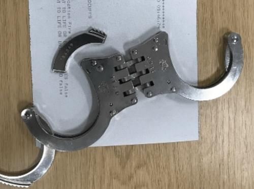  手铐|英国警官为新同事示范戴手铐，铐住自己取不下来跑到消防队求助