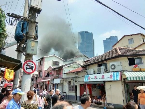  现场|黄浦区四牌楼一老式民宅着火 现场黑烟滚滚