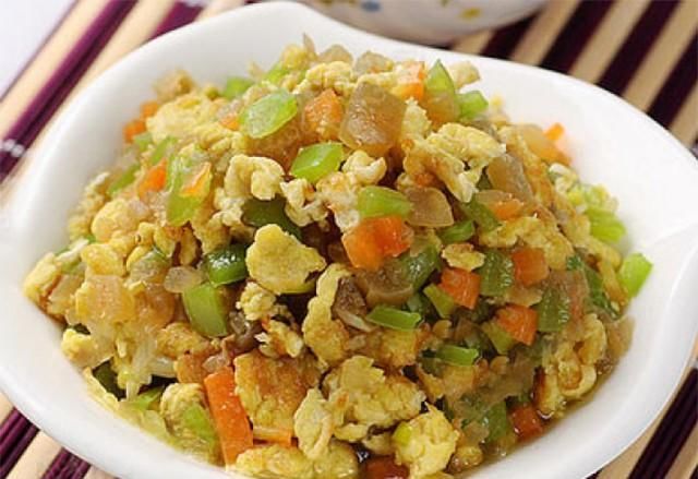  鸡蛋打入碗|青椒炒鸡蛋的12种做法，黄绿搭配色彩美观，口味鲜香营养丰富