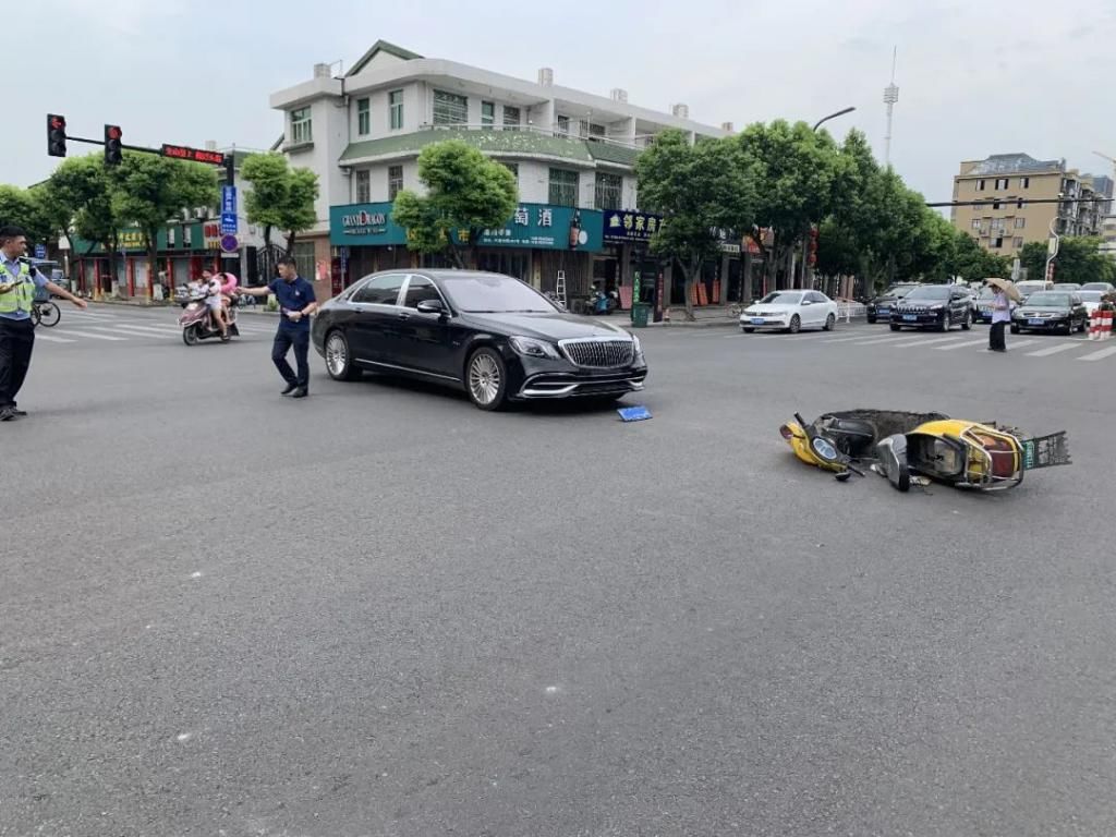 发生|平阳一电动车和奔驰发生碰撞!全责