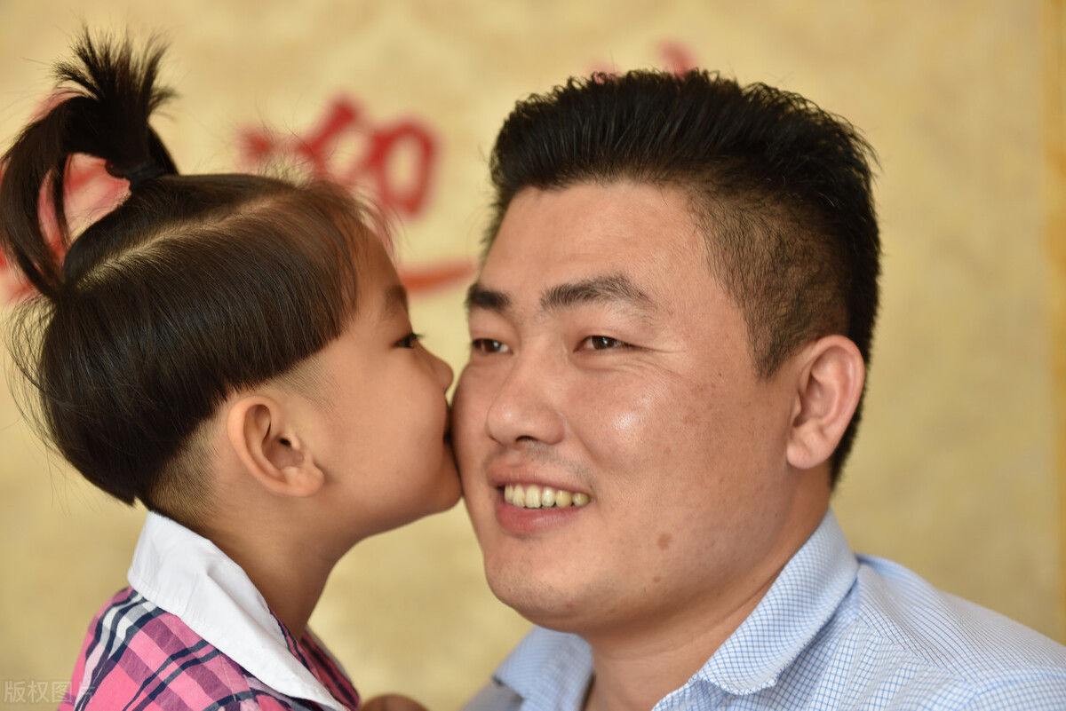 残障|1个残障小伙用手行走，却娶来1位漂亮姑娘，看他有啥本事