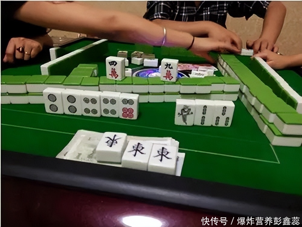 预防老年痴呆最简单的方法打麻将(老年人天天打麻将，可以预防老年痴呆？到底对健康有益有害？)