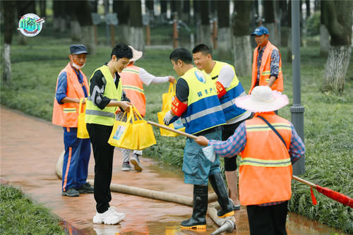  中餐厅|黄晓明《中餐厅》“爱心盒饭”计划圆满达成 雨中送餐致敬平民英雄