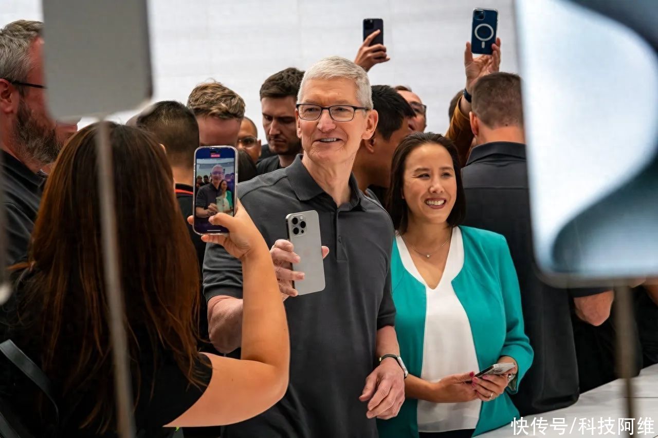 苹果新机正式开售，iPhone15 Pro黄牛加价收，iPhone15跌破首发价
