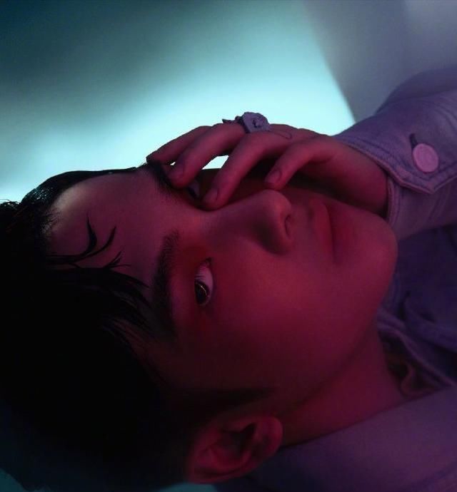  独特|周震南油头花衫造型新颖帅气，在变幻的光影下展现出独特的魅力