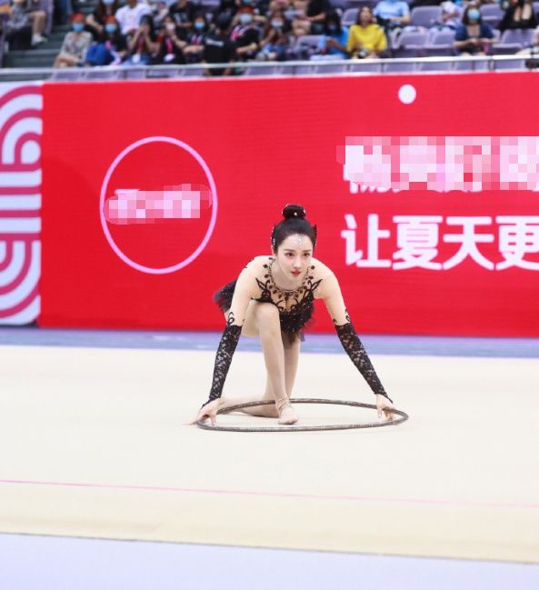  邓亚萍|《超新星》王艺瑾让邓亚萍难堪，刚戴上奖牌就自己摘下，场面尴尬