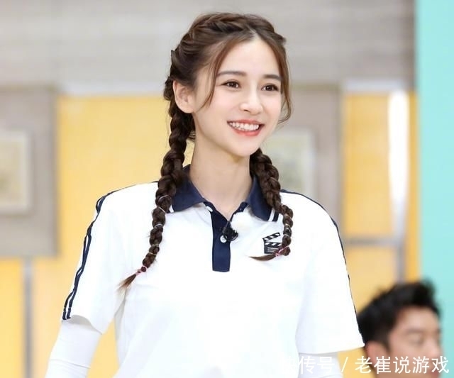  冲浪|baby穿泳装冲浪，“蚂蚁腰”却太抢镜，这确定是孩子妈的身材？