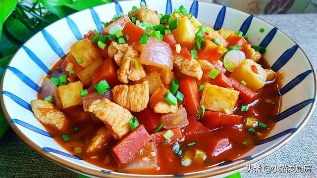 土豆|土豆和胡萝卜还能一起这么做,加上鸡胸肉和洋葱,味美好吃特解馋