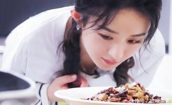 赵丽颖|赵丽颖《中餐厅》玩手机被骂,可得知她在干啥后,黑粉赶忙道歉