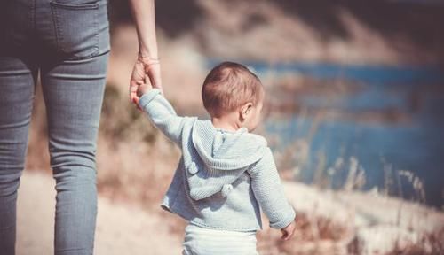 自动|3个孩子摔倒了，先扶自己娃被骂自私，妈妈的话让对方自动闭嘴