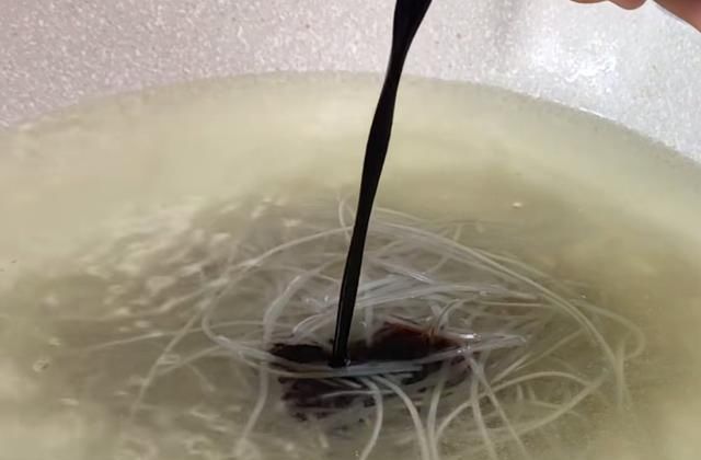 包菜|酸辣款包菜炒粉丝的好吃做法,脆嫩鲜香,弹软美味,家人特爱吃