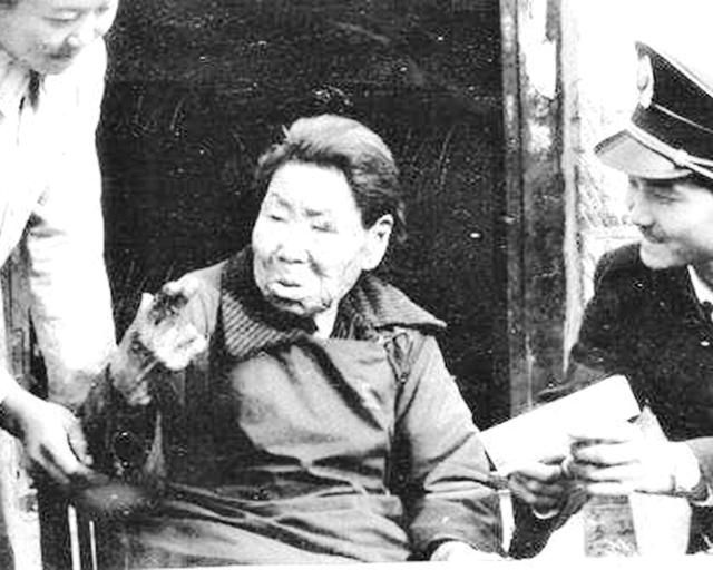  乳汁|沂蒙红嫂明德英：用乳汁救小八路！建国后对方成大官，如何报恩？