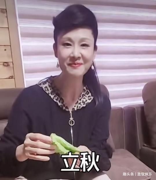 歌手|55岁歌手于文华近况曝光！皮肤白皙状态佳，吃生菜馒头蘸酱显朴素