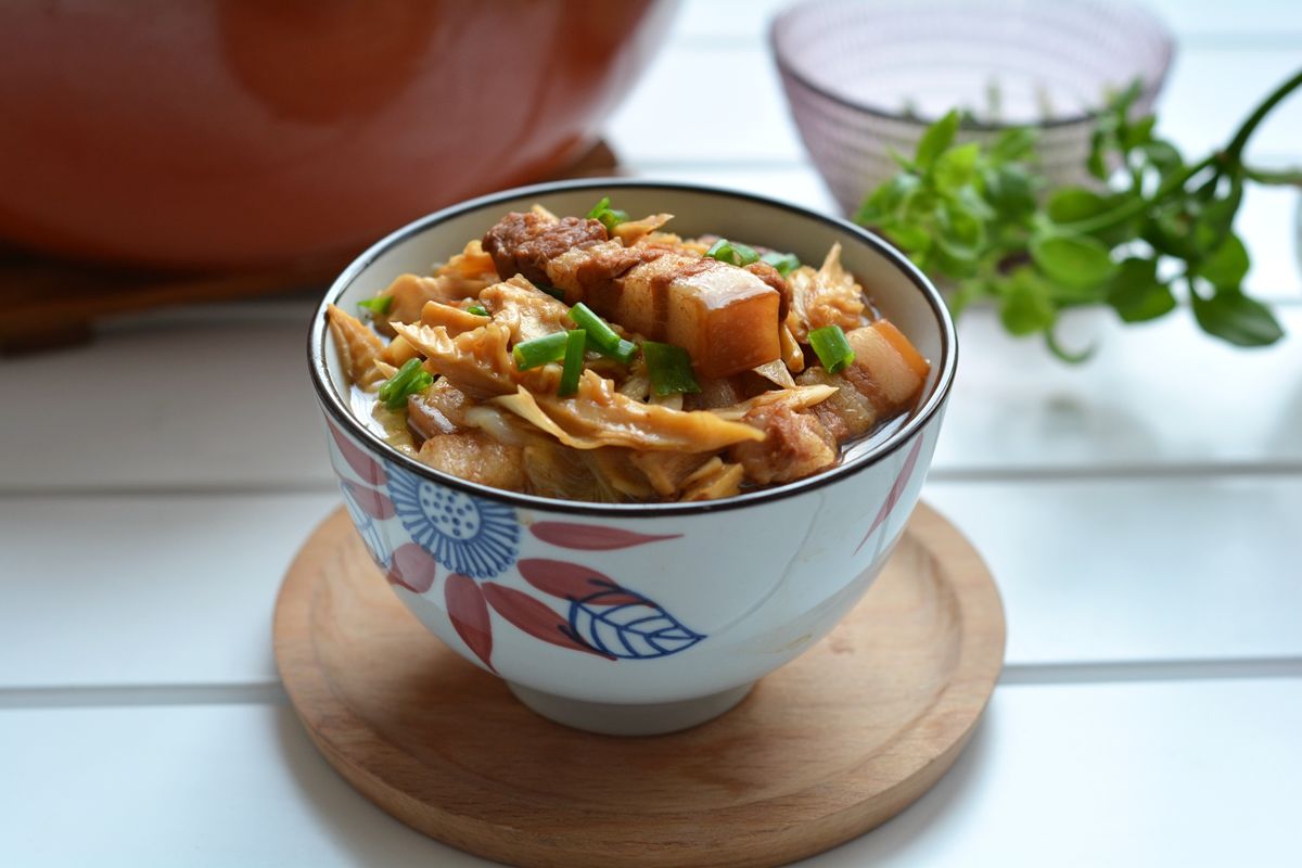  吃光|五花肉里放这个，不油不腻特下饭，一大锅转眼吃光汤都不剩！
