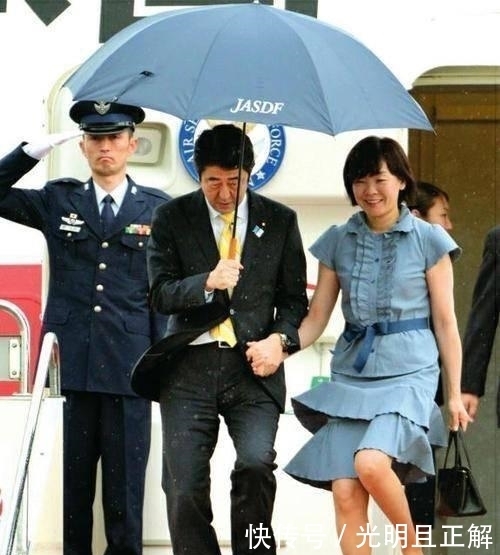 西装|安倍晋三母亲,这位日本贵妇人才是狠角色,无奈选儿媳却看走了眼