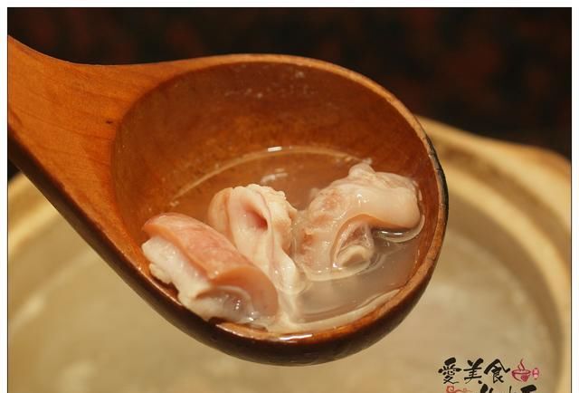  浸泡|新鲜的鱼肚与鱼肝，别人不要的食材，却是潮汕人煮汤的上好食材