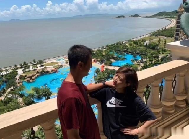  妻子|郭士强辞职后过起了向往的生活，陪女儿妻子度假相当休闲