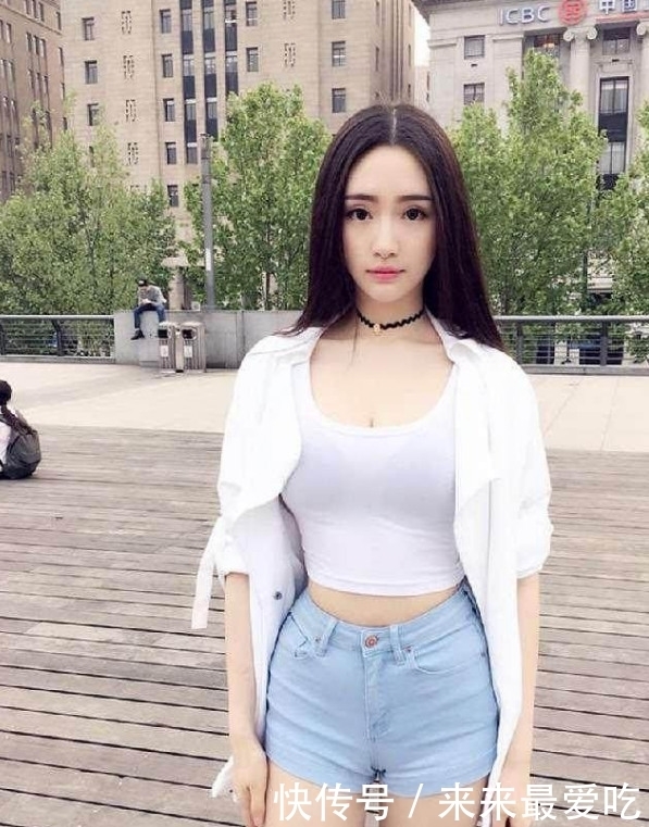美女|美女街拍：青春灵动的打底裤美女，打造出曼妙身材，气场十足！