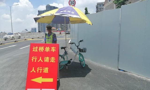 酒瓶|海珠涌“钉子户”成网红景点，在夹缝生存，有人半夜朝房屋丢酒瓶