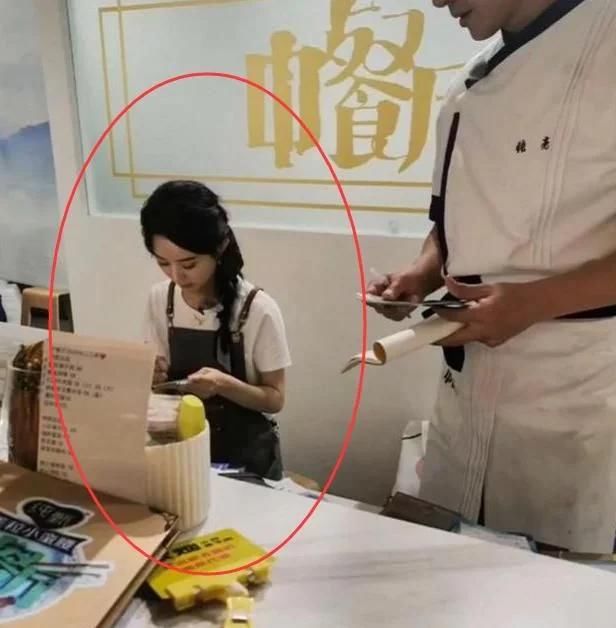  腰部|赵丽颖录综艺累到腰疼，坐马路牙揉腰 曾因坠马伤腰 泣不成声怕瘫痪