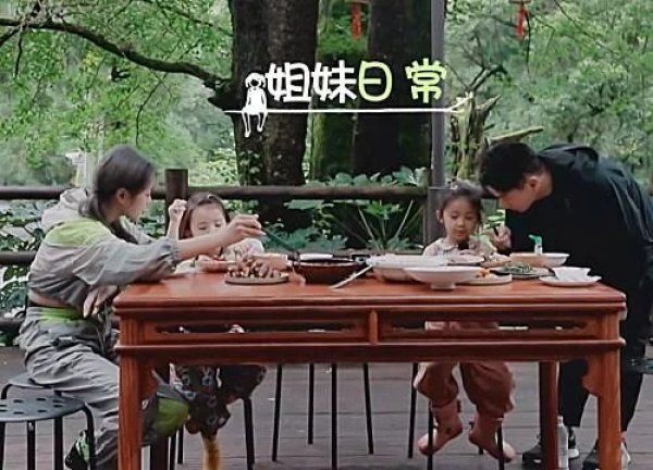  弄巧成拙|奇妙小森林：谢可寅为艾玛夹菜，特意把筷子反过来拿，不料弄巧成拙