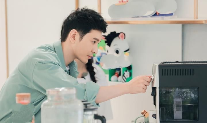  黄晓明|《中餐厅4》首播惹争议，黄晓明遭算计，赵丽颖拒绝拍摄却曝光语音