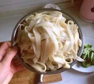 不用|1分钟教你学会做凉皮,不用洗面,不开裂不易断,连吃三天都不腻