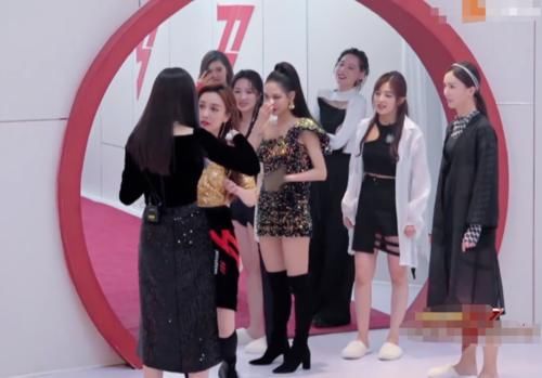  炸裂|沈梦辰爆冷淘汰，吴昕一把抱住她，有谁注意两人的手？芒果团魂炸裂