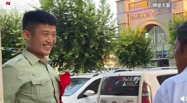  儿子|父亲出门拿快递惊喜遇退役儿子，表面淡定，但这个细节出卖了他