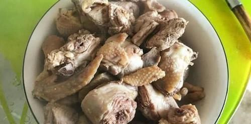  大厨|炖鸡时，焯水和直接炖都是错误的，大厨教你一招，鸡肉不腥