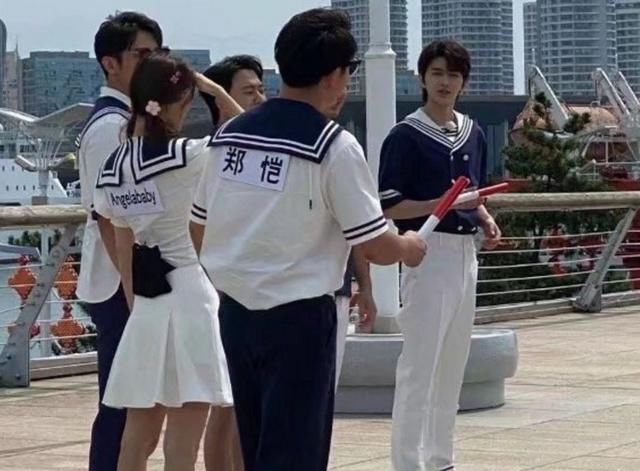  甜美|跑男最后一期录制路透，baby穿水手服甜美，我却关注另外两位女生