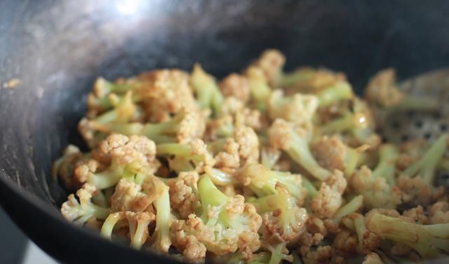  吃法|有机花菜的诱人吃法，简单两步制作，实在是太下饭了