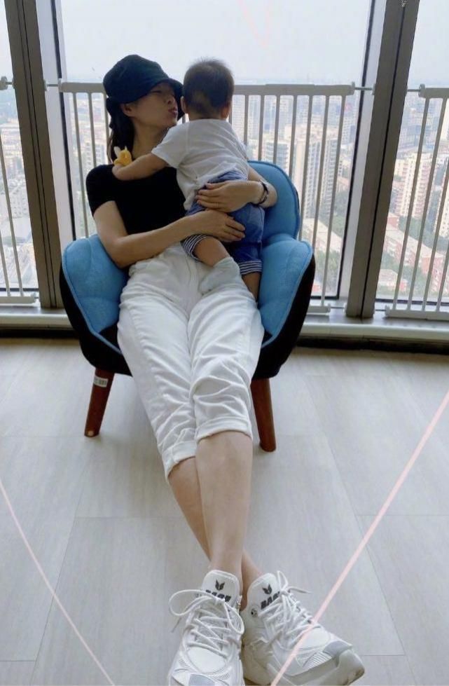风景|章子怡抱儿子阳台看风景，小家伙手拿磨牙棒，喝奶翘腿超活泼