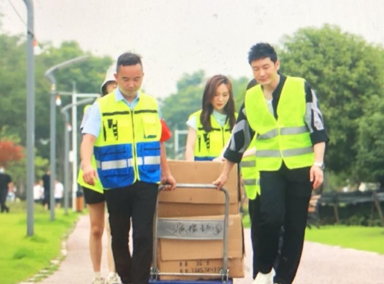  送餐|中餐厅4又有录制照，杨超越杜海涛外出送餐，王俊凯举动厉害了