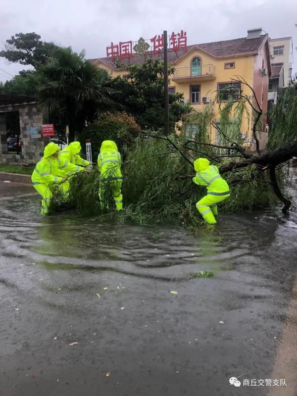 交警支队|暴雨中的“航标” 商丘“浇警”为您保驾护航