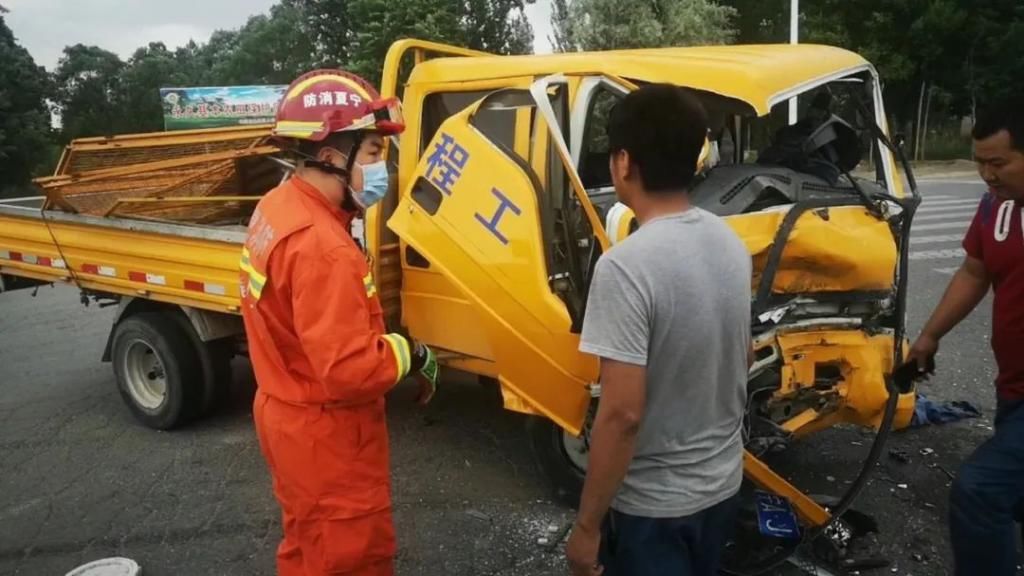  迎面|突降暴雨路面湿滑，宁夏一辆水泥罐车与小货车迎面相撞！