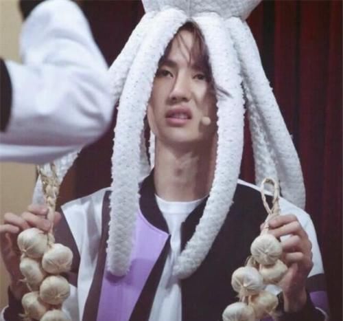 不易|明星的职业假笑,王源、黄明昊还好,看到王一博营业不易,为了生活