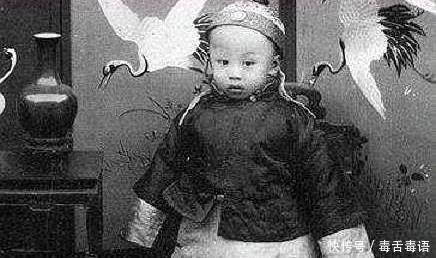  故宫|溥仪晚年重游故宫，没想到在龙椅下找到了自己儿时藏下的东西