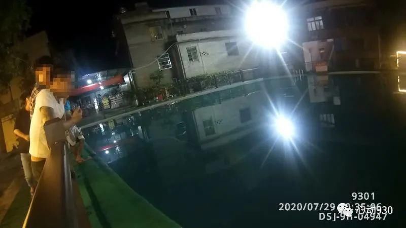 扔进|任性!“小两口”斗气,男友把女友金项链、戒指扔进泳池后......