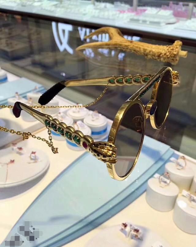  量身定制|年过古稀的老人，打扮起来更让人大开眼界，珠宝穿戴成吸睛的焦点