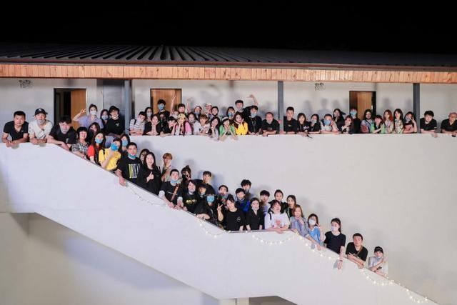  产业|专访制片人彭聆：从火箭少女101毕业团综看哇唧唧哇偶像产业内容生态逻辑