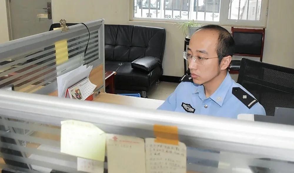  旗帜|一面旗帜 | 逢恶必侦，有案必破，这样的90帅气小伙儿你认识吗？