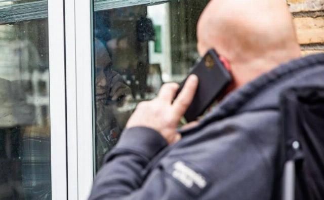  感染|母亲感染新冠后，他每天爬上医院阳台守望，偷拍照令人心碎……