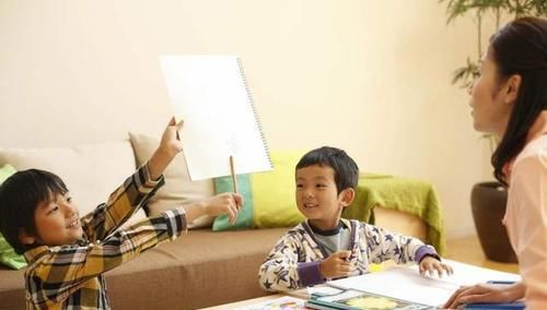 炫富|2小孩地铁上＂坐姿＂火了，网友纷纷点赞：这才叫真正的＂炫富＂