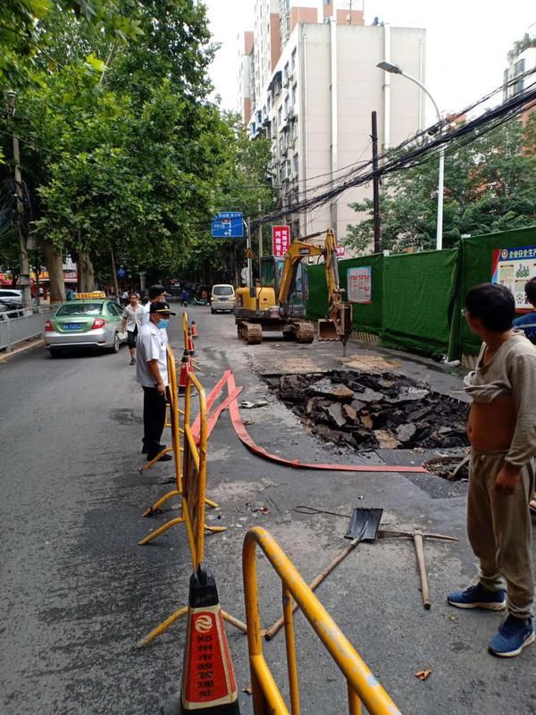  大雨|大雨过后，路面塌出一深洞