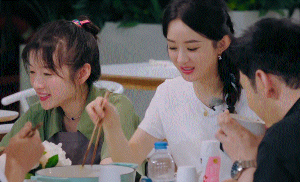  赵丽颖|赵丽颖吃饭扒拉菜，又让农村人背锅，当了多年公众人物依旧没素质