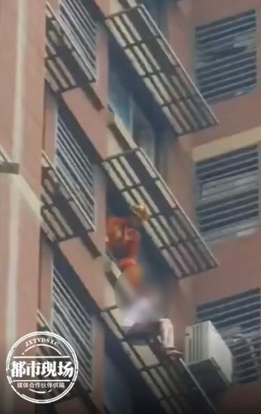  女子|女子悬坐20楼欲轻生，消防员刚抱住女子，架子就掉下去了