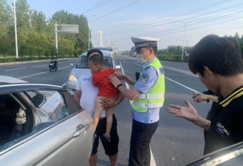  合肥市|又幼童被锁车内！合肥市肥西民警破窗救娃