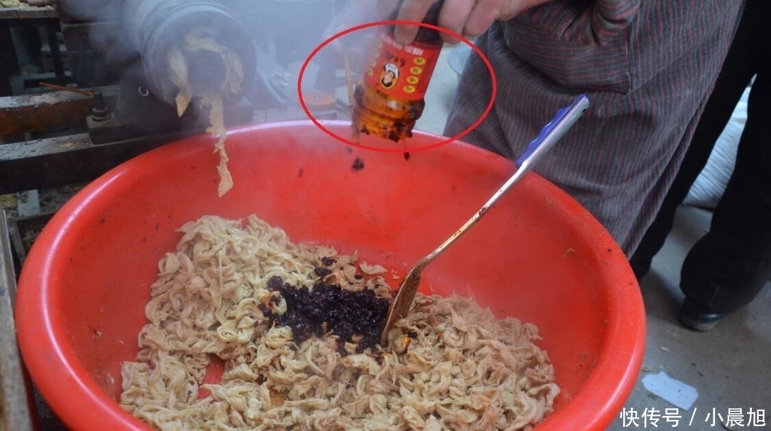 吃法|大姐赶集售小吃，200多罐老干妈1日用完，创新老干妈吃法