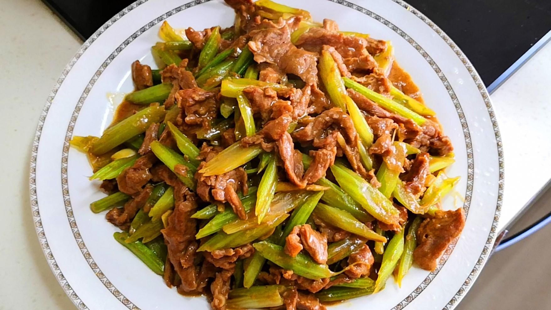  下锅|才知道，炒牛肉时不能直接下锅炒，教你1妙招，牛肉嫩滑，还不腥